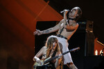 Давид Дамиано и Виктория Де Анджелис во время выступления группы Maneskin в Париже, 2021 год