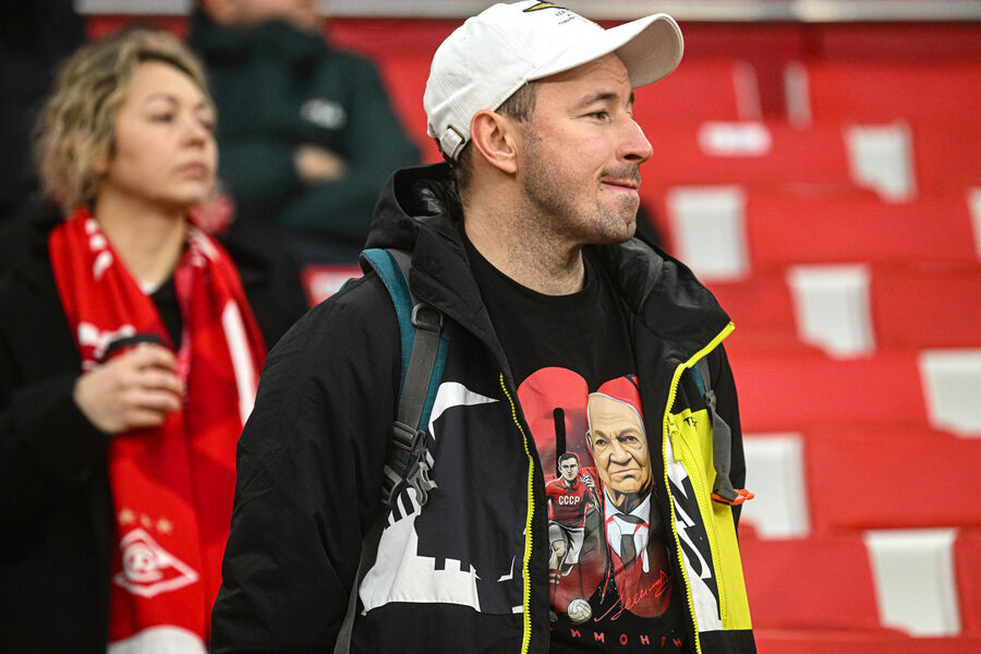 Поклонники и болельщики &laquo;Спартака&raquo; на&nbsp;церемонии прощания с&nbsp;олимпийским чемпионом 1956&nbsp;года в&nbsp;составе сборной СССР по&nbsp;футболу Никитой Симоняном на&nbsp;стадионе &laquo;Лукойл Арена&raquo; в&nbsp;Москве, 27&nbsp;ноября 2025&nbsp;года