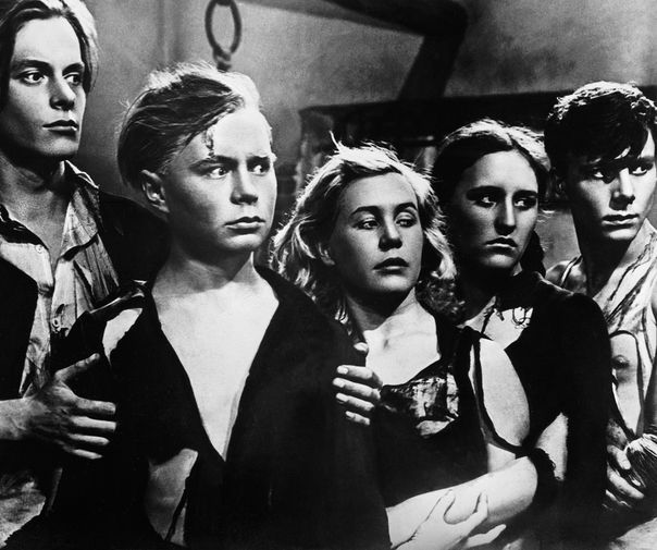 Молодогвардейцы (слева направо): Иван Земцов (Борис Битюков), Олег Кошевой (Владимир Иванов), Любовь Шевцова (Инна Макарова), Ульяна Громова (Нонна Мордюкова), Сергей Тюленин (Сергей Гурзо), 1948&nbsp;г.