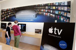 <b>Apple TV (2007)</b><br><br>
В&nbsp;надежде доставить iTunes в&nbsp;каждую гостиную в&nbsp;2007 году Apple представила Apple TV — приставку, подключающуюся к&nbsp;телевизору пользователя. Этот продукт все еще выпускается компанией, но имеет более современные функции, нежели самая первая модель — в&nbsp;частности, в&nbsp;2017 году миру была представлена Apple TV 4K с&nbsp;поддержкой видео в&nbsp;формате 4К. На&nbsp;фото реклама приставки в&nbsp;фирменном магазине компании в&nbsp;Пало-Алто в&nbsp;2007 году