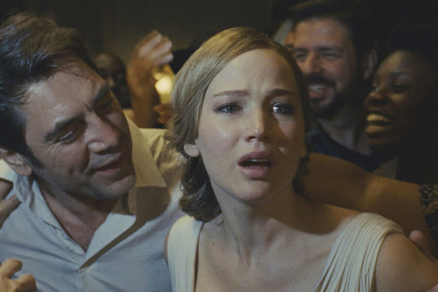 <b>«Мама!» (2017)</b>
<br><br>
По&nbsp;сюжету психологического хоррора Даррена Аронофски отношения молодых супругов (Бардем и Дженнифер Лоуренс) оказываются под&nbsp;угрозой, когда в&nbsp;их доме появляются незваные гости &mdash; мужчина (Эд Харрис) и его супруга (Мишель Пфайффер).
