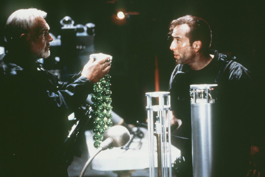 <b>&laquo;Скала&raquo; (1996)</b>
<br><br>
Боевик Майкла Бэя, сценарием к&nbsp;которому, и это мало кто знает, занимался Квентин Тарантино &mdash; будущий автор &laquo;Убить Билла&raquo; попросил, чтобы его имя в&nbsp;титрах не значилось. Действие ленты, в&nbsp;которой также сыграли Николас Кейдж, Эд Харрис и Майкл Бин, разворачивается на&nbsp;тюремном острове Алькатрас, там же проект и снимался.