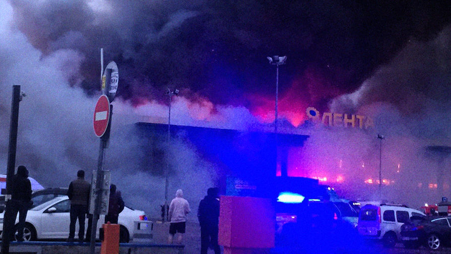 Во время пожара в&nbsp;гипермаркете &laquo;Лента&raquo; на&nbsp;Набережной Обводного канала в&nbsp;Санкт-Петербурге, 10 ноября 2018 года