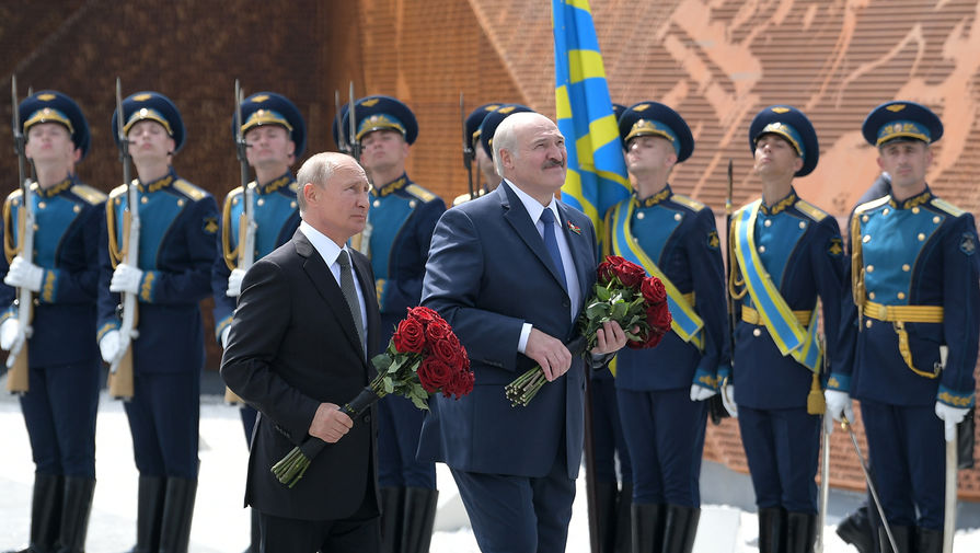 Президент России Владимир Путин и президент Белоруссии Александр Лукашенко во время церемонии возложения цветов к&nbsp;Ржевскому мемориалу Советскому солдату, 30 июня 2020 года