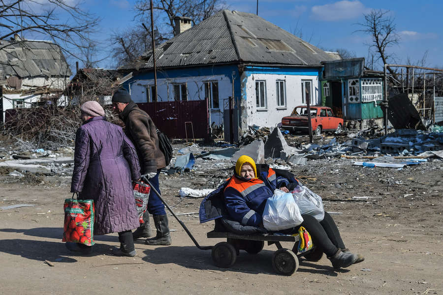 Местные жители на&nbsp;одной из&nbsp;улиц в&nbsp;городе Волноваха, март 2022&nbsp;года