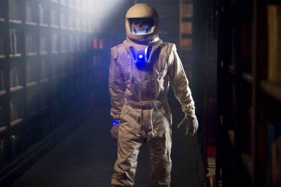 <b>«Тишина в&nbsp;библиотеке» и «Лес мертвецов» («Silence in the Library», «Forest of the Dead») — 4&nbsp;сезон, 8&nbsp;и 9&nbsp;серии</b>
<br><br>
Доктор и его спутница Донна Ноубл прибывают в&nbsp;самую большую библиотеку во Вселенной и находят ее почти полностью пустой. Единственные встреченные ими люди — это экскурсионная группа, в&nbsp;составе которой оказывается женщина Ривер Сонг, одна из&nbsp;ключевых героинь всего шоу. А противниками героев становятся плотоядные микроскопические существа Вашта Нерада, маскирующиеся под&nbsp;тени (согласно мифологии «Доктора Кто», именно из-за них разумные создания боятся темноты).
