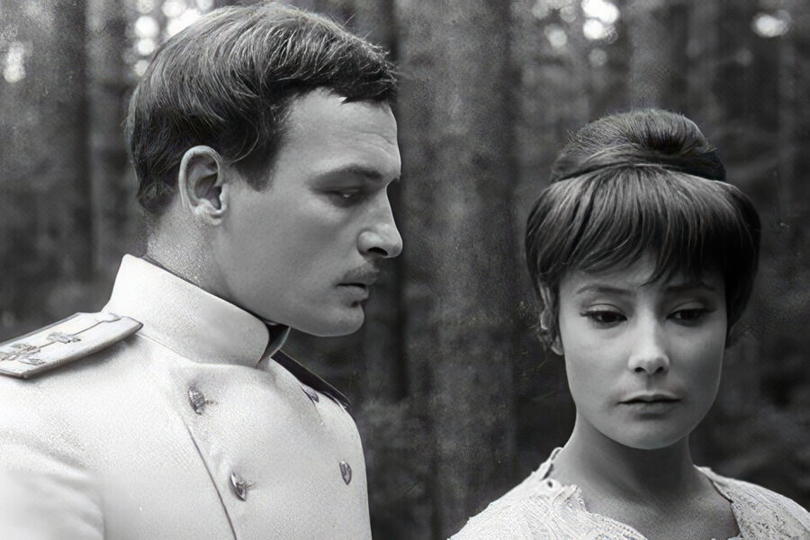 <b>«Анна Каренина», Александр Зархи (1967)</b>
<br><br>
В&nbsp;экранизации романа Толстого «Анна Каренина» Лановой сыграл одного из&nbsp;главных персонажей — графа Алексея Вронского. Его герой завязывает открытый роман со знатной петербургской дамой Анной Карениной, который заканчивается трагедией. Роль Карениной исполнила Татьяна Самойлова — бывшая супруга Ланового. 
