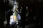 Жители в магазине с отключенным электричеством