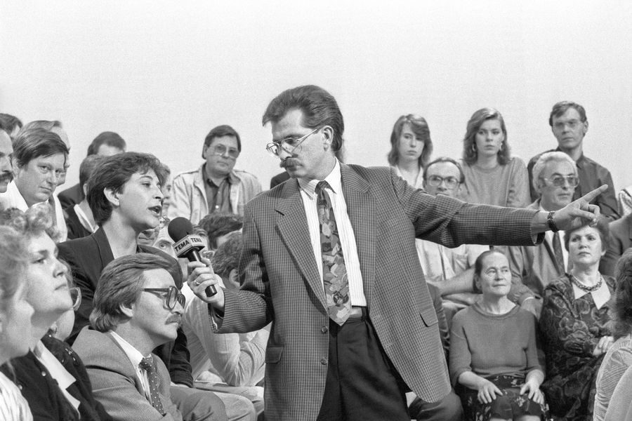 Владислав Листьев ведет телепрограмму &laquo;Тема&raquo;, 1992&nbsp;г.