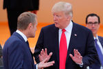 Президент США Дональд Трамп (справа) и председатель Европейского совета Дональд Туск перед началом третьего заседания глав делегаций государств – участников «Группы двадцати», приглашенных государств и международных организаций в Гамбурге, 8 июля 2017 года