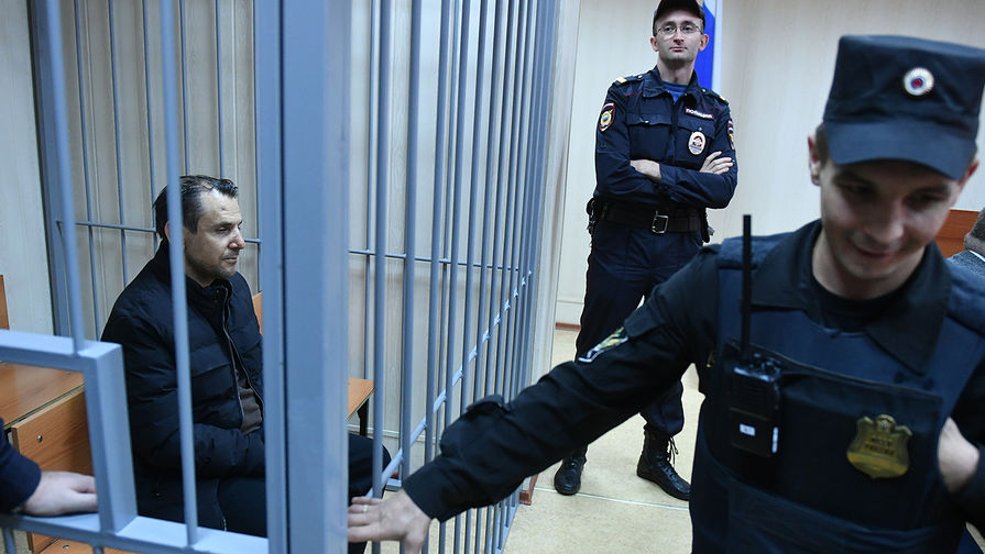 Подозреваемый в&nbsp;нападении на&nbsp;ведущую радиостанции &laquo;Эхо Москвы&raquo; Татьяну Фельгенгауэр Борис Гриц во время рассмотрения ходатайства следствия об аресте в&nbsp;Пресненском суде Москвы, 24&nbsp;октября 2017&nbsp;года