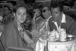 Урсула Андресс и ее муж Джон Дерек за столиком в одном из кафе Рима, 1957 год
