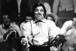 <b>«Придурок» (1979)</b>
<br><br>
Первую известность Стив Мартин получил как комик: он с большим успехом выступал в стендап-клубах и даже был удостоен «Грэмми» за комедийные альбомы. В кино артист дебютировал в 1977-м, когда сыграл в короткометражке «Рассеянный официант», поставленной по его же сценарию (она была номинирована на «Оскар»). 