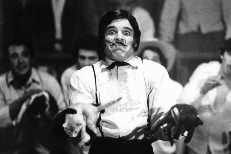 <b>«Придурок» (1979)</b>
<br><br>
Первую известность Стив Мартин получил как комик: он с&nbsp;большим успехом выступал в&nbsp;стендап-клубах и даже был удостоен &laquo;Грэмми&raquo; за&nbsp;комедийные альбомы. В&nbsp;кино артист дебютировал в&nbsp;1977-м, когда сыграл в&nbsp;короткометражке «Рассеянный официант», поставленной по&nbsp;его же сценарию (она была номинирована на&nbsp;&laquo;Оскар&raquo;). 