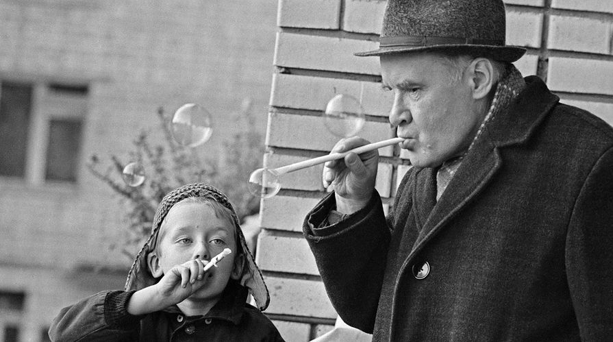 Николай Носов с внуком Игорем, 1969 год