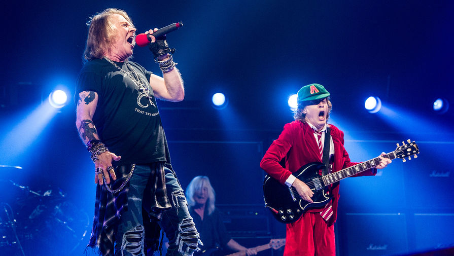 Эксл Роуз и Ангус Янг во время концерта AC/DC, 2016 год