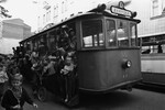 Старинный трамвай «Аннушка», отремонтированный к Булгаковскому фестивалю на Патриарших прудах, 1990 год