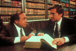 <b>«Война Роузов» (1989)</b>
<br><br>
Эта картина — вновь результат работы актера с Майклом Дугласом и Кэтлин Тернер. Однако в ней режиссером выступил уже сам Дэнни Де Вито. Он же — исполнил роль адвоката Гевина Д’Амато, рассказывающего безумную историю развода своих клиентов Оливера и Барбары Роуз. Критики были в восторге от черной комедии — в результате фильм был номинирован на премии BAFTA и «Золотой глобус». Правда, статуэтки могли достаться не Де Вито, а Майклу Дугласу, Кэтлин Тернер и автору сценария Майклу Лисону (но не достались в итоге никому).
