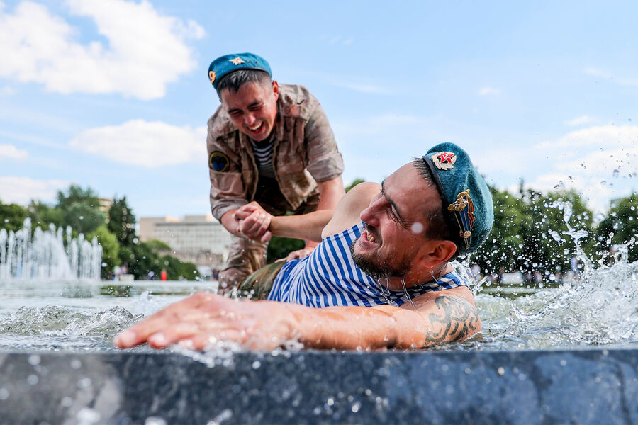 Десантники купаются в&nbsp;фонтане во время гуляний в&nbsp;день ВДВ в&nbsp;Центральном парке культуры и отдыха имени М.Горькогo, Москва, 2&nbsp;августа 2022&nbsp;года