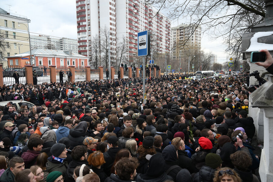 Люди на&nbsp;церемонии прощания с&nbsp;рэпером Пашей Техником в&nbsp;храме Петра и Павла в&nbsp;Лефортово в&nbsp;Москве, 11&nbsp;апреля 2025&nbsp;года