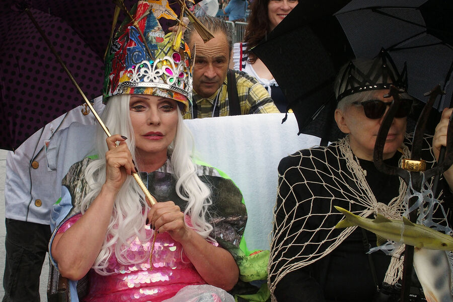 &laquo;Королева русалок&raquo; Дебби Харри из&nbsp;группы Blondie и &laquo;король Нептун&raquo; Крис Штейн во время &laquo;Парада русалок&raquo; на&nbsp;Кони-Айленде в&nbsp;Нью-Йорке, 17&nbsp;июня 2017&nbsp;года
