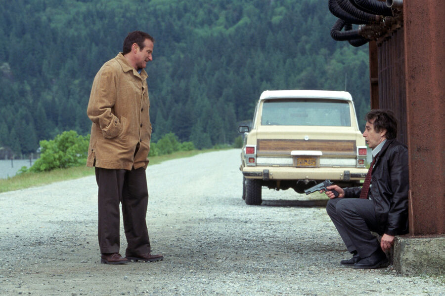 <b>&laquo;Бессонница&raquo; (2002)</b>
<br><br>
Единственный фильм Нолана, который он снял как бы по&nbsp;чужому сценарию, &mdash; британец занимался лишь финальной редактурой текста. Отсюда и нетипичность картины в&nbsp;контексте других работ кинематографиста (и при&nbsp;этом типичность для&nbsp;жанра &mdash; это базовый детективный триллер со скандинавским акцентом).