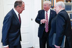 Министр иностранных дел России Сергей Лавров, президент США Дональд Трамп и посол России в США Сергей Кисляк во время встречи в Белом доме, май 2017 года