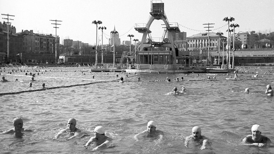 1974 год. Бассейн «Москва», существовавший с 1960 по 1994 в центре Москвы, на месте Храма Христа Спасителя