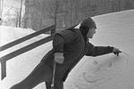 Александр Иваницкий с сыном на прогулке, 1966 год