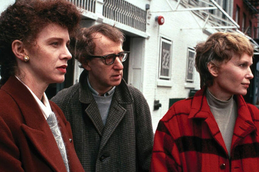 <b>«Мужья и жены» (1992)</b>
<br><br>
Джек (Сидни Поллак) и Салли (Джуди Дэвис) приходят в&nbsp;гости к&nbsp;своим друзьям Гейбу (Вуди Аллен) и Джуди (Миа Фэрроу) с&nbsp;сенсационным заявлением: они подают на&nbsp;развод. Последние шокированы &mdash; и все четверо отправляются в&nbsp;китайский ресторан в&nbsp;смятении чувств. Вскоре у&nbsp;Джека появится новая возлюбленная, тренер по&nbsp;аэробике, а Салли попытается встречаться с&nbsp;коллегой Джуди. Но в&nbsp;итоге супруги помирятся, а герои Аллена и Фэрроу как раз разведутся.
<br><br>
Эта картина стала последней совместной работой Вуди Аллена и Мии Фэрроу. К&nbsp;тому моменту они и так оставались парой лишь формально (а вместе и вовсе не жили никогда). За&nbsp;несколько дней до&nbsp;окончания съемок Фэрроу обвинила режиссера в&nbsp;домогательствах к&nbsp;приемной дочери. Поэтому премьера фильма оказалась омрачена грандиозным скандалом. Критики, тем не менее, отметили новаторство Аллена &mdash; фильм снят на&nbsp;ручную камеру с&nbsp;имитацией документальной записи.
