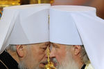 Митрополит Киевский и всея Украины Владимир и местоблюститель Патриаршего престола митрополит Смоленский и Калининградский Кирилл (слева направо) после объявления результатов об избрании митрополита Кирилла патриархом Московским и всея Руси на Поместном соборе Русской православной церкви в храме Христа Спасителя, 2009 год