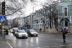 Сотрудник дорожно-постовой службы регулирует движение на пешеходном переходе, где не работает светофор, на одной из улиц Симферополя. Электроснабжение Крыма было прекращено 26 декабря по распоряжению национальной энергокомпании Украины «Укрэнерго»