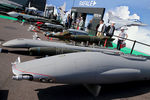 Посетители смотрят на истребитель Dassault Rafale
