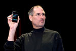 <b>iPhone (2007)</b><br><br>
Наверное, самый культовый продукт Apple, который до&nbsp;сих пор является визитной карточкой компании. Устройство с&nbsp;экраном с&nbsp;диагональю 3,5 дюйма на&nbsp;базе операционной системы iOS навсегда изменило рынок мобильных устройств и продолжает оказывать на&nbsp;него заметное влияние и по&nbsp;сей день. На&nbsp;фото Стив Джобс во время презентации первого &laquo;айфона&raquo; в&nbsp;2007 году