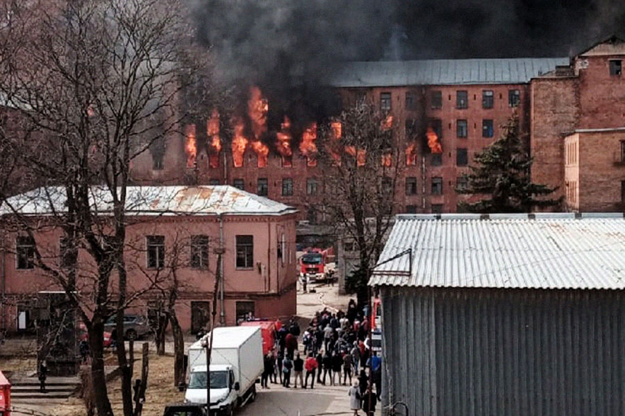 Пожар в&nbsp;здании &laquo;Невской мануфактуры&raquo; на&nbsp;Октябрьской набережной в&nbsp;Санкт-Петербурге, 12&nbsp;апреля 2021&nbsp;года
