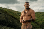 <b>«Вождь войны» (Chief of War) — мини-сериал, созд. Томас Паа Сиббетт и Джейсон Момоа</b>
<br><br>
<b>Где и когда смотреть:</b> с 1 августа на Apple TV+
<br><br>
Историческая драма о Гавайях рубежа XVIII–XIX веков. В центре сюжета — воин Каиана, который возвращается на родину из дальнего путешествия и вступает в борьбу против объединения островов под началом короля Камехамеха I. Главного героя сыграл звезда «Игры престолов» и «Аквамена» Джейсон Момоа, выступивший соавтором сериала.