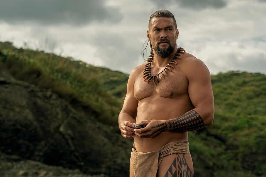 <b>«Вождь войны» (Chief of War) &mdash; мини-сериал, созд. Томас Паа Сиббетт и Джейсон Момоа</b>
<br><br>
<b>Где и когда смотреть:</b> с&nbsp;1 августа на&nbsp;Apple TV+
<br><br>
Историческая драма о&nbsp;Гавайях рубежа XVIII&ndash;XIX веков. В&nbsp;центре сюжета &mdash; воин Каиана, который возвращается на&nbsp;родину из&nbsp;дальнего путешествия и вступает в&nbsp;борьбу против объединения островов под&nbsp;началом короля Камехамеха I. Главного героя сыграл звезда «Игры престолов» и «Аквамена» Джейсон Момоа, выступивший соавтором сериала.
