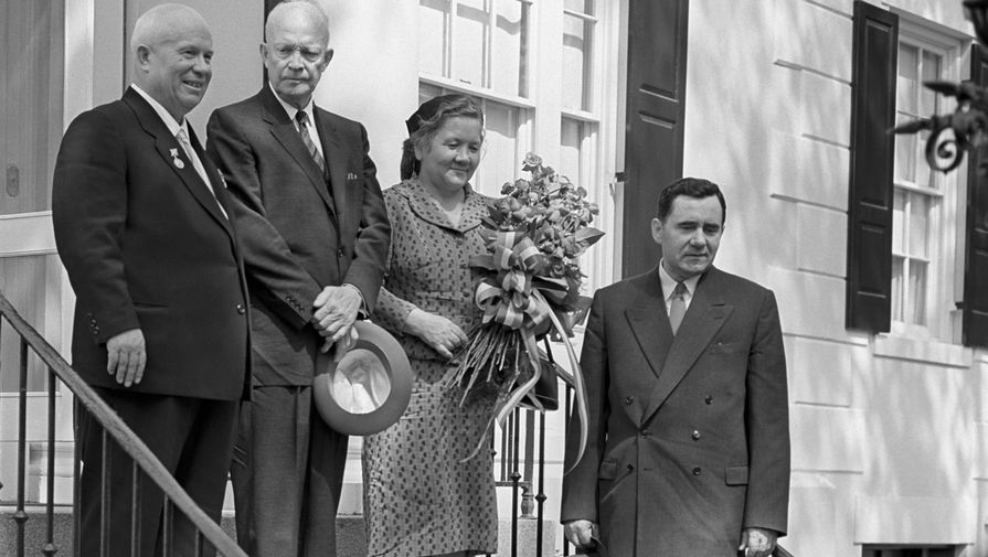 Президент США Дуайт Дэвид Эйзенхауэр (второй слева), первый секретарь ЦК КПСС СССР Никита Сергеевич Хрущев (слева), его супруга Нина Петровна Хрущева и министр иностранных дел СССР Андрей Андреевич Громыко (справа) у&nbsp;резиденции Блэр-хауз, Вашингтон (США), 1959 год
