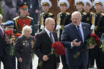 Президент России Владимир Путин и президент Белоруссии Александр Лукашенко во время церемонии возложения цветов к Ржевскому мемориалу Советскому солдату, 30 июня 2020 года