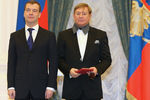 Президент России Дмитрий Медведев и глава «Театра Романа Виктюка» Роман Виктюк, удостоенный звания «Народный артист России», на церемонии награждения в Кремле, 2009 год