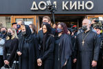 Дети Виктора Мережко художник-декоратор Иван Мережко и актриса Мария Мережко (в центре) во время выноса гроба с телом режиссера Виктора Мережко после церемонии прощания в Доме кино, 3 февраля 2022 года