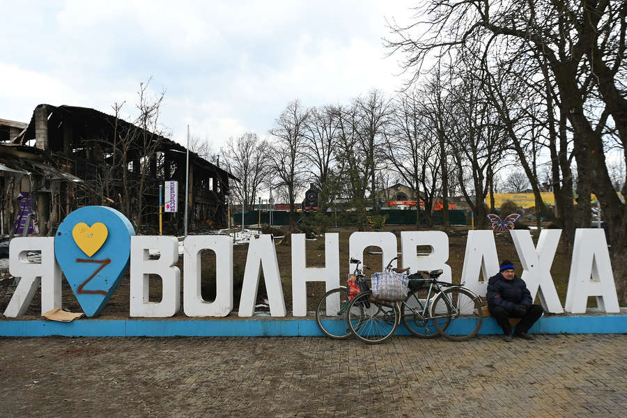 Житель Волновахи у&nbsp;стелы с&nbsp;названием города, март 2022&nbsp;года