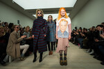 Вивьен Вествуд на подиуме со своими моделями во время финала шоу Vivienne Westwood Red Label во время Лондонской недели моды, 2013 год