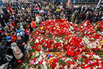 Люди у стихийного мемориала в память о погибших при теракте у здания концертного зала «Крокус Сити Холл», 24 марта 2024 года