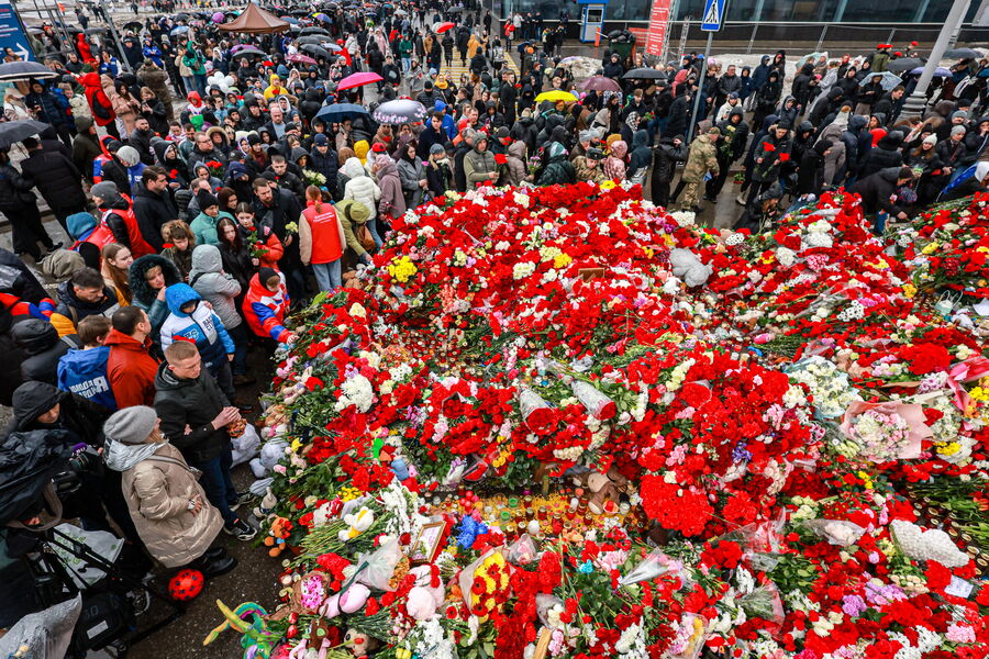 Люди у&nbsp;стихийного мемориала в&nbsp;память о&nbsp;погибших при&nbsp;теракте у&nbsp;здания концертного зала &laquo;Крокус Сити Холл&raquo;, 24&nbsp;марта 2024&nbsp;года