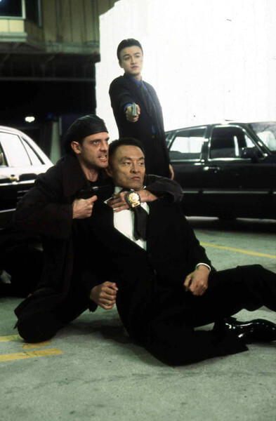 Актер Кэри-Хироюки Тагава (в центре) в&nbsp;кадре из&nbsp;фильма &laquo;Американские драконы&raquo; (1998)