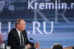 Владимир Путин во время итоговой пресс-конференции