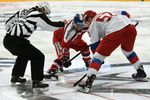 Игрок сборной России Максим Шалунов (справа) и игрок сборной Чехии Ян Коварж в матче первого этапа Евротура Кубка Карьяла между сборными командами России и Чехии.