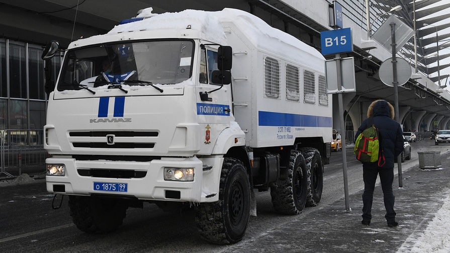 Полицейский автозак на&nbsp;базе автомобиля &laquo;КамАЗ&raquo; на&nbsp;территории аэропорта Внуково, 17&nbsp;января 2021&nbsp;года