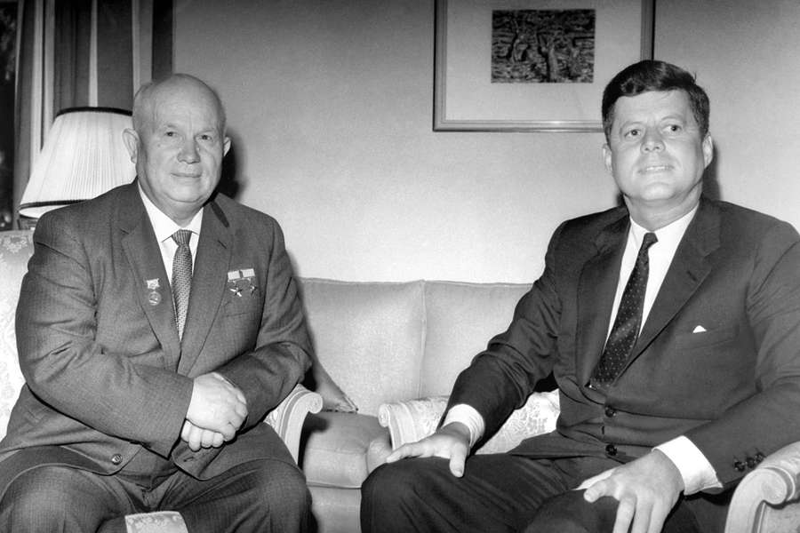 Первый секретарь ЦК КПСС Никита Хрущев и президент США Джон Кеннеди перед&nbsp;обсуждением вопроса о&nbsp;Карибском кризисе в&nbsp;Вене, 1961&nbsp;год